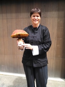 Justine Rosenthal with a huge Boletus edulis by Janine Johnson